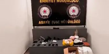 Çamura saplanarak derede mahsur kalan inek, iş makinesiyle kurtarıldı