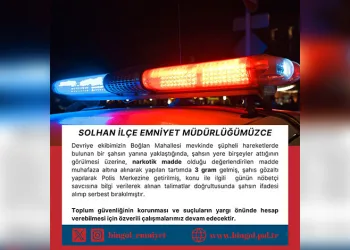 Çamura saplanarak derede mahsur kalan inek, iş makinesiyle kurtarıldı