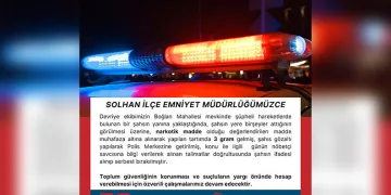 Çamura saplanarak derede mahsur kalan inek, iş makinesiyle kurtarıldı
