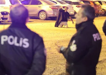 Park halindeki motosikletlere çarpıp kaçtı