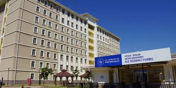 Üniversitede 20 öğrenci zehirlenme şüphesiyle hastaneye kaldırıldı