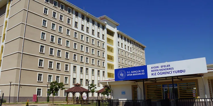 Üniversitede 20 öğrenci zehirlenme şüphesiyle hastaneye kaldırıldı