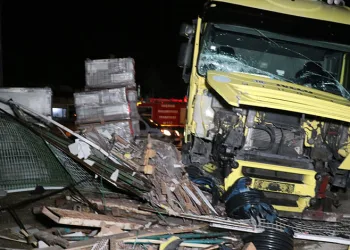 Tır iş yerine daldı, o anlar kameraya yansıdı