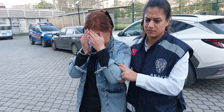 Kontrolden çıkan otomobil elektrik direğini devirdi