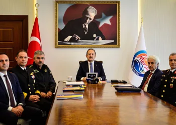 Zeytinburnu’nda husumetlisini lobiye çağırıp silahlı saldırı düzenleyerek, o anları da kayda aldılar