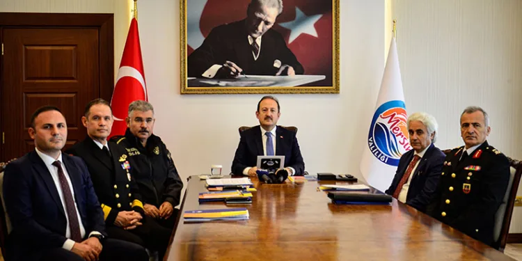 Zeytinburnu’nda husumetlisini lobiye çağırıp silahlı saldırı düzenleyerek, o anları da kayda aldılar
