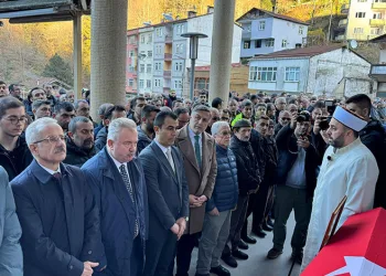 Batman’da okul servisi ile otomobil çarpıştı: 17’si öğrenci 20 yaralı