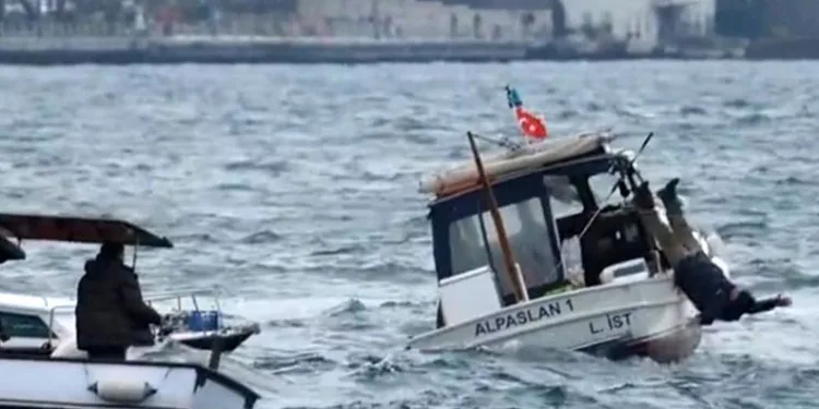 Kamyonetle çarpışan 17 yaşındaki motosiklet sürücüsü genç hayatını kaybetti