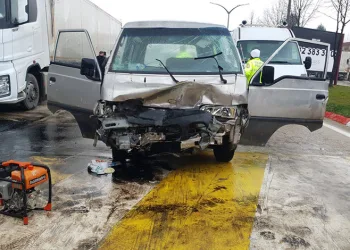 Bursa’da minibüs park halindeki TIR’a çarptı