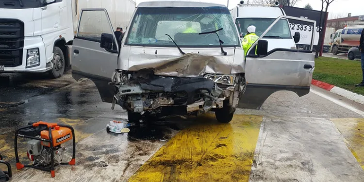 Bursa’da minibüs park halindeki TIR’a çarptı