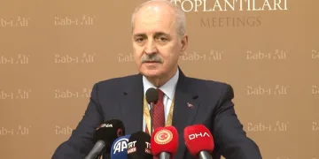 Park halindeki motosikletlere çarpıp kaçtı