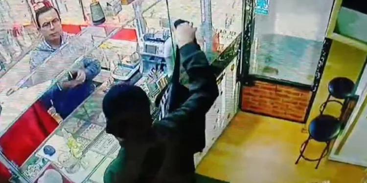Bursa’da soygun yapmaya çalışan hırsız dayak yedi
