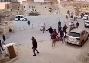 Motosikletin plakasını kaskına taktı, o şekilde trafiğe çıktı