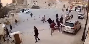 Motosikletin plakasını kaskına taktı, o şekilde trafiğe çıktı