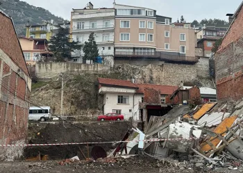 Kız kardeşinin okumasını istemeyip 5 öğretmene saldıran ağabeye 8 yıl 6 ay hapis cezası