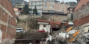 Kız kardeşinin okumasını istemeyip 5 öğretmene saldıran ağabeye 8 yıl 6 ay hapis cezası