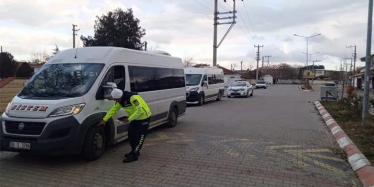 Kontrolden çıkan otomobil elektrik direğini devirdi