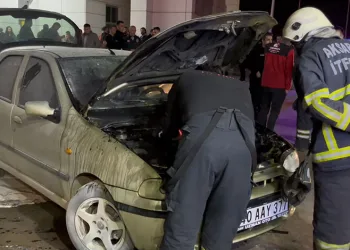 Park halindeki motosikletlere çarpıp kaçtı
