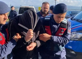 Kız kardeşinin okumasını istemeyip 5 öğretmene saldıran ağabeye 8 yıl 6 ay hapis cezası