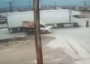 Park halindeki motosikletlere çarpıp kaçtı