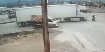 Park halindeki motosikletlere çarpıp kaçtı