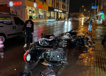 Park halindeki motosikletlere çarpıp kaçtı