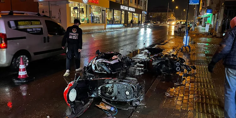 Park halindeki motosikletlere çarpıp kaçtı