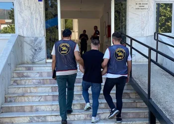 Uşak’ta polis ve jandarmadan okul çevreleri ve servislere sıkı denetim