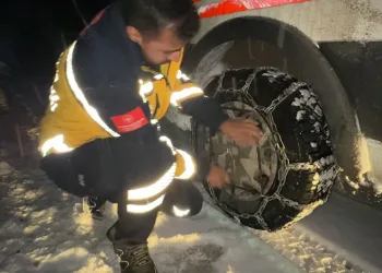 Çamura saplanarak derede mahsur kalan inek, iş makinesiyle kurtarıldı