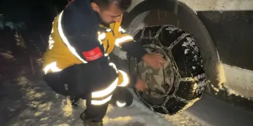 Çamura saplanarak derede mahsur kalan inek, iş makinesiyle kurtarıldı