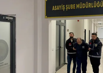 Çamura saplanarak derede mahsur kalan inek, iş makinesiyle kurtarıldı