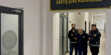 Çamura saplanarak derede mahsur kalan inek, iş makinesiyle kurtarıldı