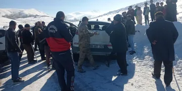 Kontrolden çıkan otomobil elektrik direğini devirdi