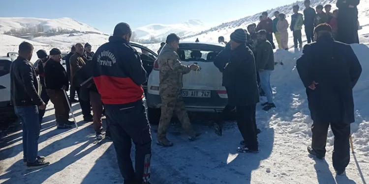 Kontrolden çıkan otomobil elektrik direğini devirdi