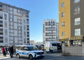 Fatih’te iş yerine silahlı saldırı kamerada: Şüpheliler kısa sürede yakalandı