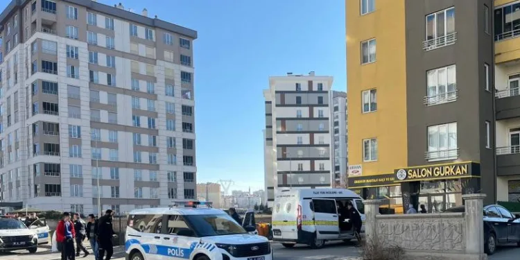 Fatih’te iş yerine silahlı saldırı kamerada: Şüpheliler kısa sürede yakalandı