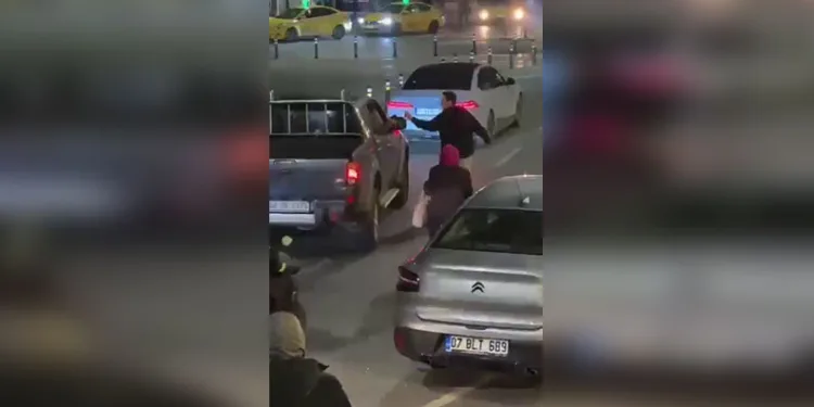Tır iş yerine daldı, o anlar kameraya yansıdı
