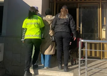 Zeytinburnu’nda husumetlisini lobiye çağırıp silahlı saldırı düzenleyerek, o anları da kayda aldılar