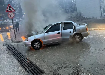 Park halindeki motosikletlere çarpıp kaçtı