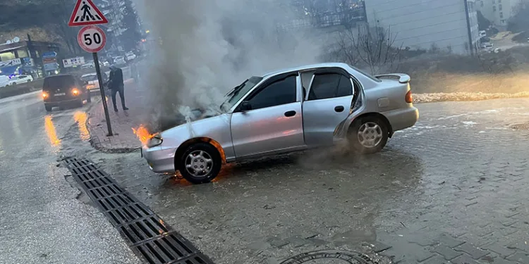 Park halindeki motosikletlere çarpıp kaçtı
