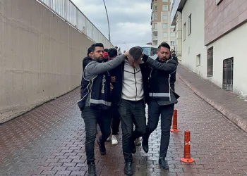 Sokakta tüfekle rastgele ateş açtı: Yakalanma anı kamerada