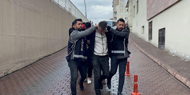 Sokakta tüfekle rastgele ateş açtı: Yakalanma anı kamerada