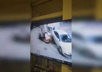 Isınmak için yakılan ateş söndürülmeyince yangın çıktı