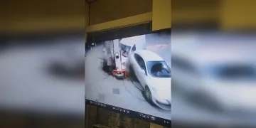 Isınmak için yakılan ateş söndürülmeyince yangın çıktı