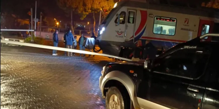 Çamura saplanarak derede mahsur kalan inek, iş makinesiyle kurtarıldı