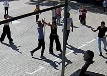 Kız kardeşinin okumasını istemeyip 5 öğretmene saldıran ağabeye 8 yıl 6 ay hapis cezası