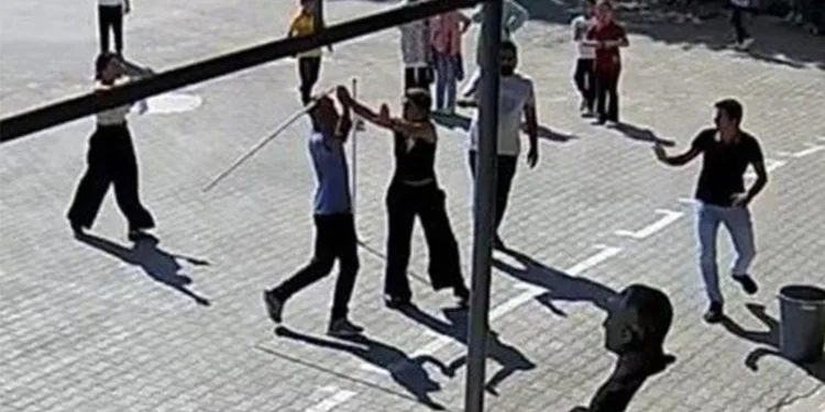 Kız kardeşinin okumasını istemeyip 5 öğretmene saldıran ağabeye 8 yıl 6 ay hapis cezası