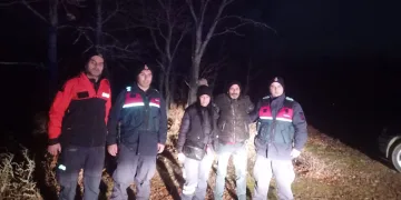 Çamura saplanarak derede mahsur kalan inek, iş makinesiyle kurtarıldı