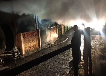 Camiyi kundaklayan psikolojik sorunları olan şahıs yakalandı