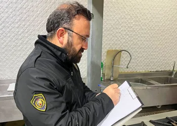 Tır iş yerine daldı, o anlar kameraya yansıdı